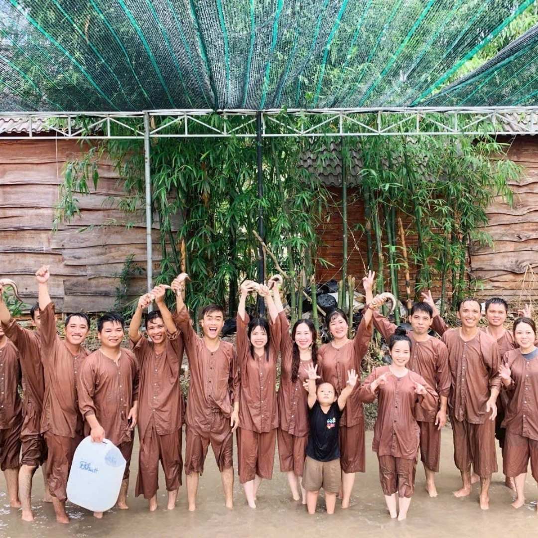 Tát mương bắt cá trải nghiệm đáng nhớ tại Ông Đề - Ảnh 1